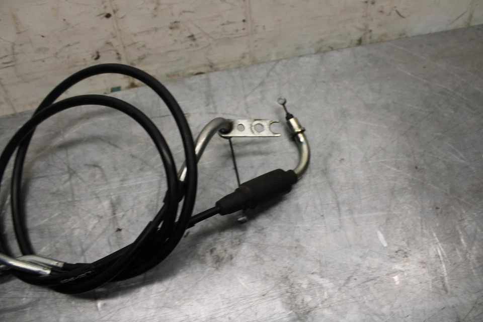 13 SUZUKI GSXR750 THROTTLE CABLES LINES BB474 - Image 2 of 4