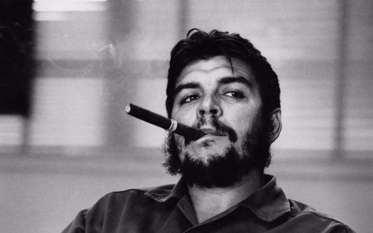 CHE GUEVARA SMOKING A CIGAR GLOSSY POSTER PICTURE BANNER el marxist cuban  3002