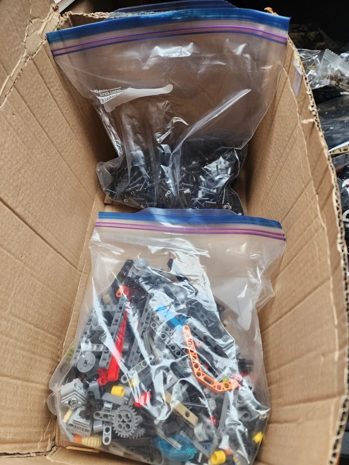 CaDA 1:8 HUMVEE Off-Road Army Truck Brick Model 3935pcs Suitable For Kids Age 8+ - Image 3 of 4