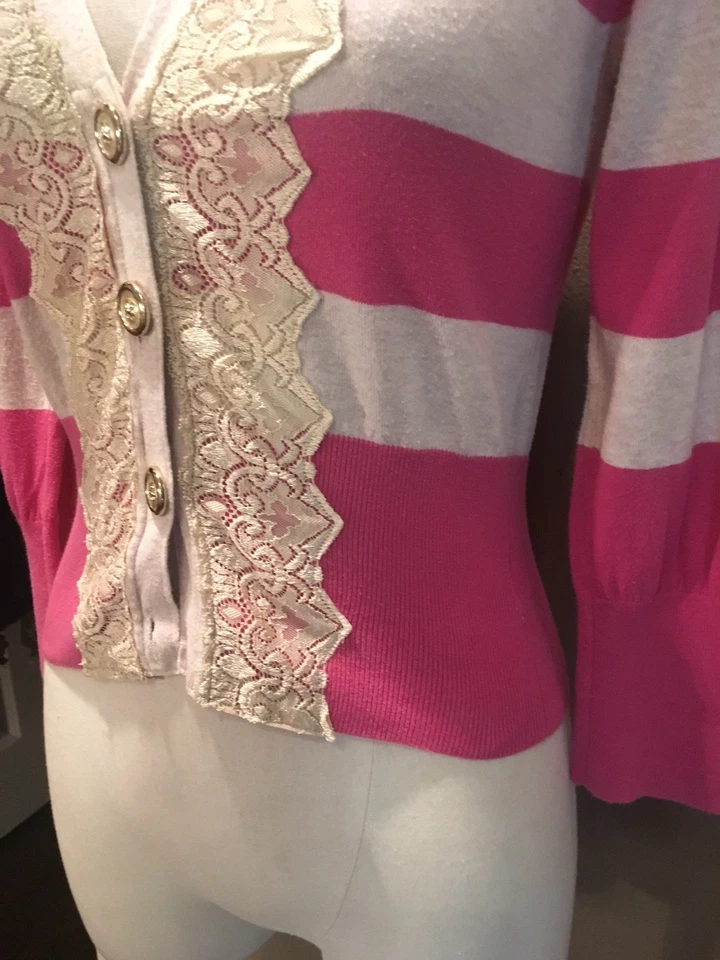 Cárdigan suéter Charlotte Tarantola M rosa y marfil a rayas de algodón con ribete de encaje Foto 4 de 4