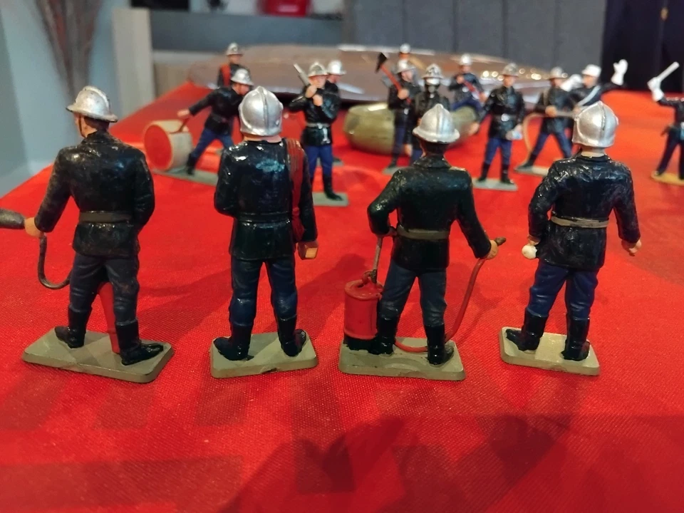 Lot 24 Starlux Pompiers Policiers canot & plongeur 60 mm TBE Made in France 1/32 - Photo 3/4