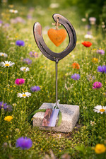Hufeisen Windspiel Naturstein Skulptur  Edelstahl Garten Deko Stein Herz Rost