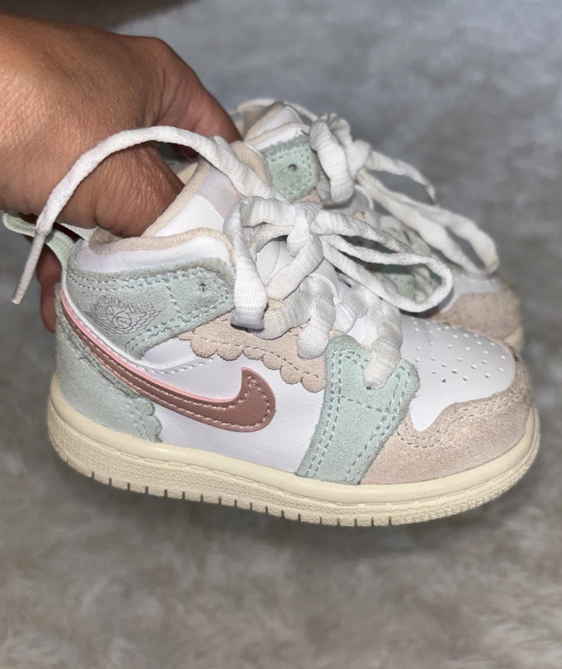 Air Jordan 1 Mid Toddler Girl talla 5 zapatillas altas clásicas. Fantástico par Foto 2 de 4