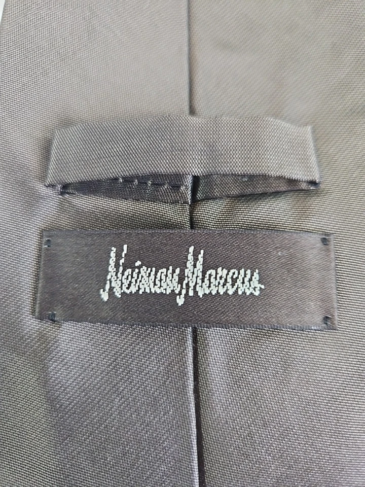 Gravata masculina Neiman Marcus feita na Itália 100% seda cinza prata - Imagem 3 de 4