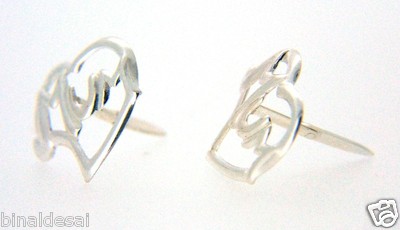 ANDRAIOK 925 Sterling Silver "MUM" Heart Stud Earrings - Mothers Day, Christmas Gift, Snap Closure