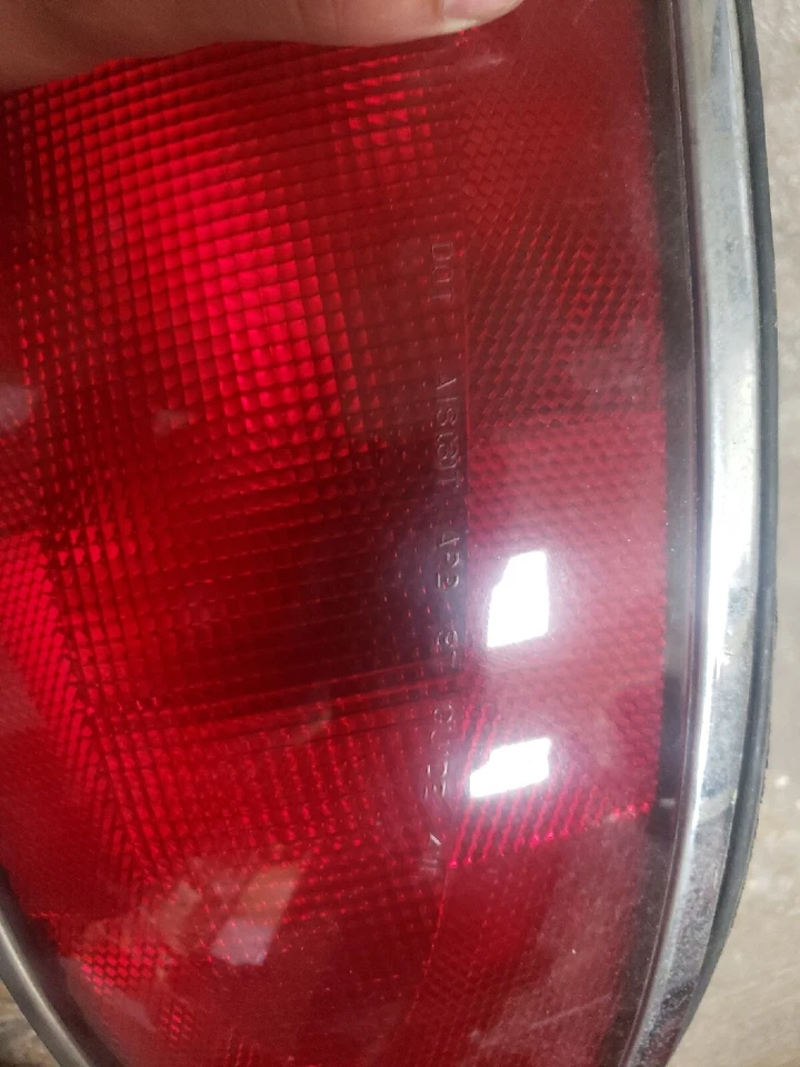 Luz trasera derecha del lado del pasajero Buick Century 1997-2005 usada OEM Foto 2 de 4