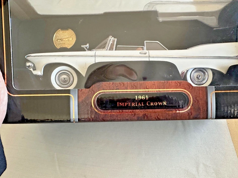 Yat Ming 1961 Crown Victoria Die Cast Metal 1:18 Foto 3 de 4