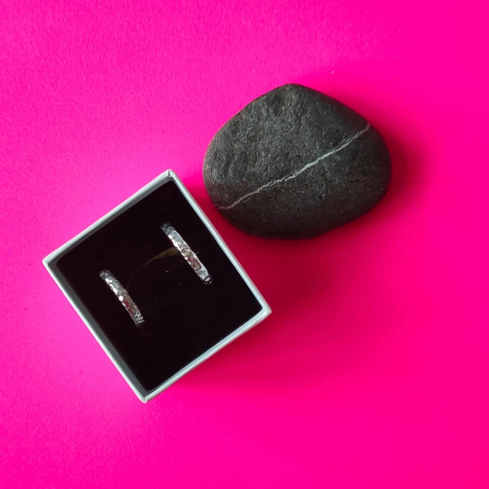 2 Fedine in argento 925 finitura martellata. Fedi anniversario, fidanzamento - Immagine 2 di 4