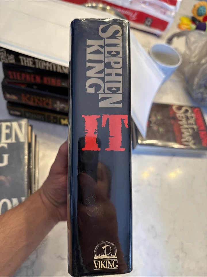 (True First Edition, 1st Print) IT by Stephen King, Viking (First Print $22.95*) - Image 2 of 4