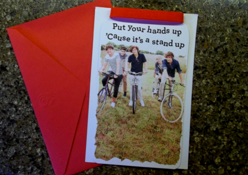 New ONE DIRECTION 1D Birthday GREETING CARD w/ WRISTBAND & Envelope HARRY Niall - Afbeelding 1 van 3