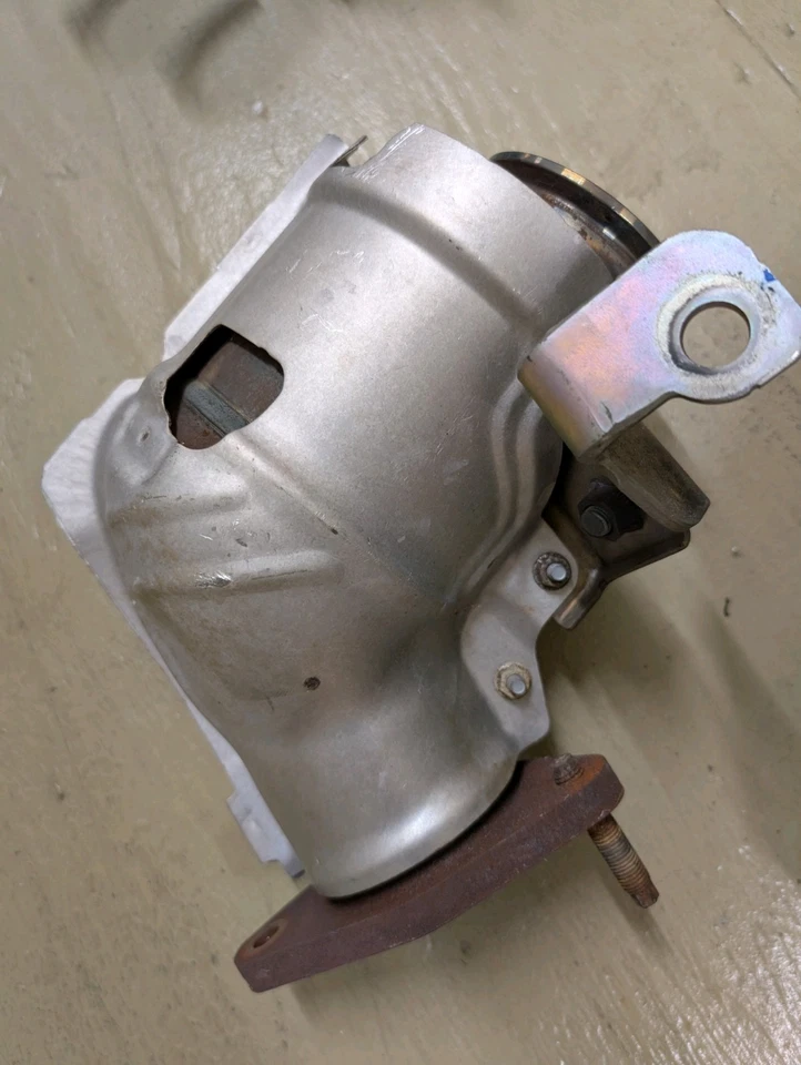 Convertidores catalíticos primarios/superiores Infiniti Q50/Q60 VR30 2016-2024 Foto 3 de 4