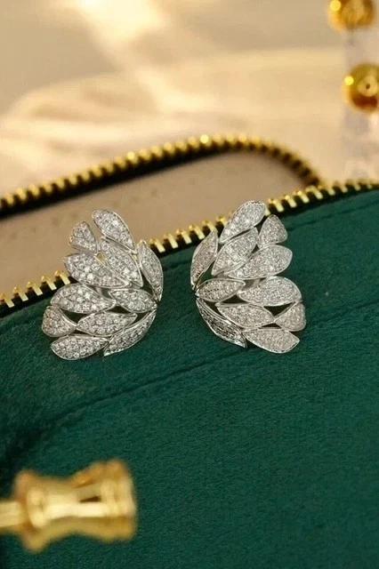 Aretes para mujer con racimo de diamantes simulados de corte redondo enchapados en oro blanco de 14 k Foto 3 de 4