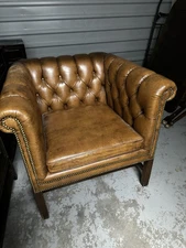 Kittinger Chesterfield-Style Tufted Leather Club Chair – Vintage Nailhead Trim