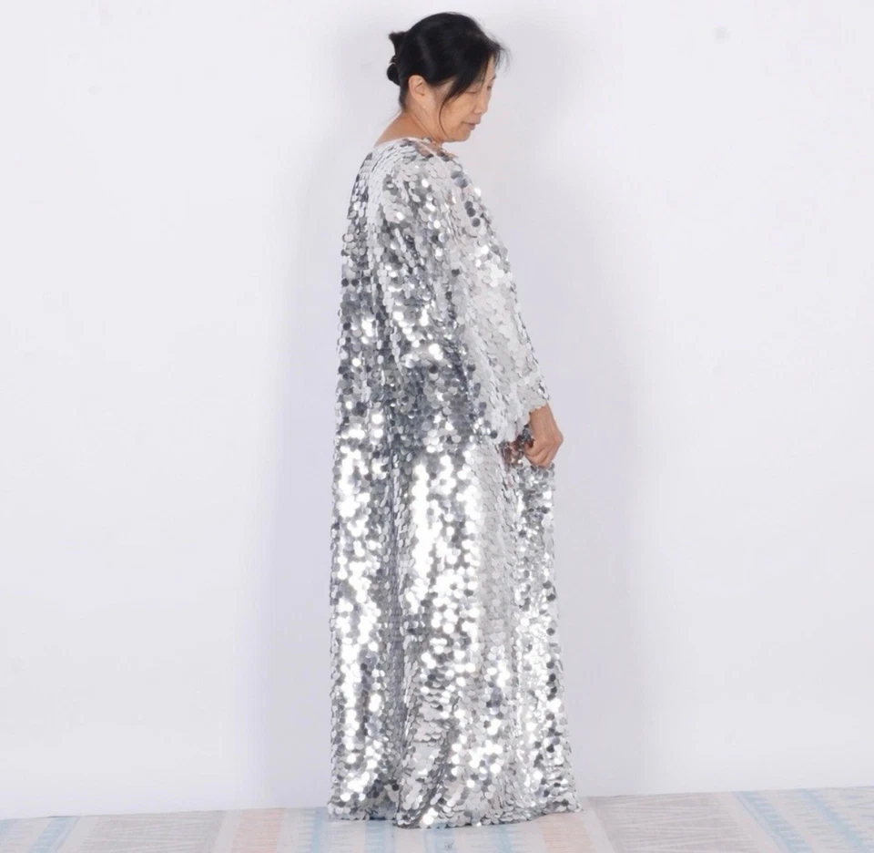 Kimono de lentejuelas plateadas Foto 3 de 4