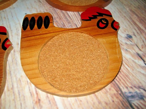 Vintage Set of 6 Wood and Cork Chicken Coasters - Foto 4 di 11