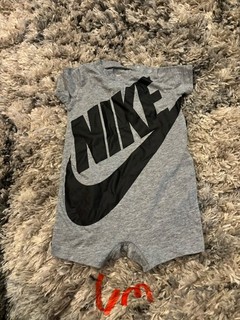 Pagliaccetto ragazzo Nike taglia 6 mesi manica corta multicolore