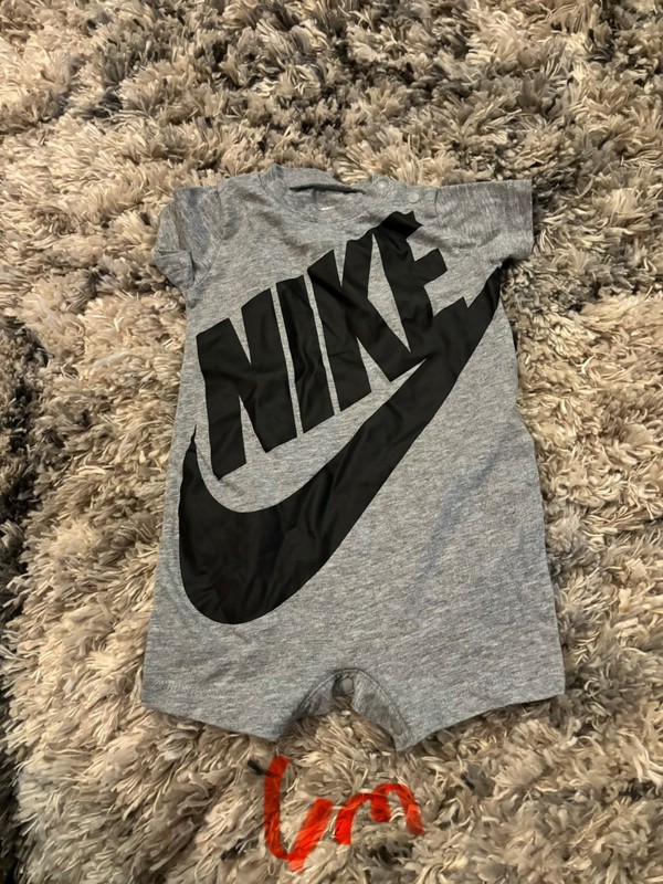 Boys Nike romper size 6 months short sleeve multicolor 