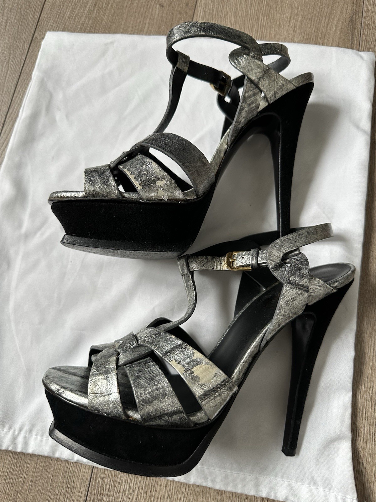 Sandali omaggio Yves Saint Laurent in pelle argento stampata con cinturino a T