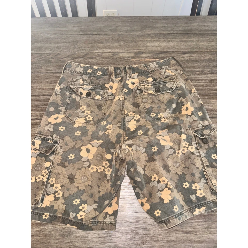 Pantalones cortos cargo American Rag para hombre con estampado floral talla 36 Foto 2 de 3