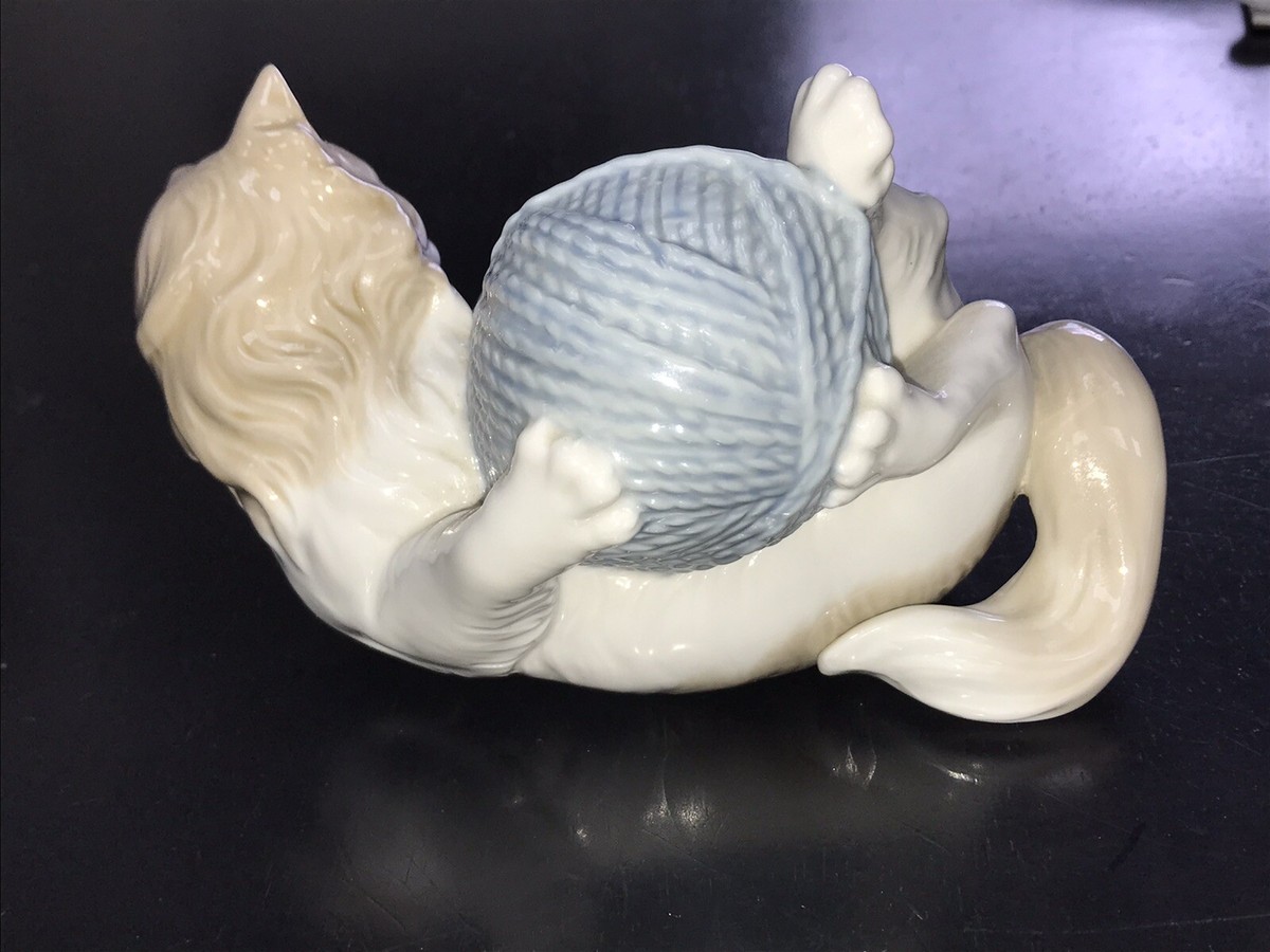NAO by Lladro #259 Playful Kitten Kitty Cat w/ Ball of Yarn