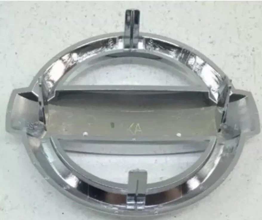 Logotipo emblema grade dianteira Nissan Juke Sentra Versa 2011-2017 - Imagem 3 de 4