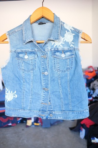 A.N.A A New Approach Denim Jean Vest Womens Sz Large Light Wash Flower Stitching - Picture 5 of 11