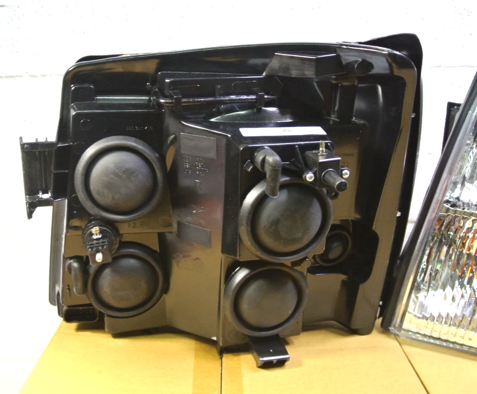 Eagle Eyes GM350-B001R/L  R&L Headlight Asmbly For 02 Cadillac Escalade - Изображение 3 из 4