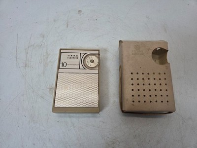 GE AM 10 Transistor Radio Model P1704B good shape