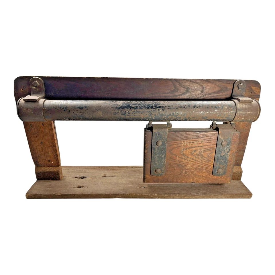 Antiguo casco de caza Ferris & Co puerta de granero carro rodillo vendedor primitivo muestra Foto 2 de 4