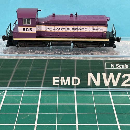 New! N-Scale Kato 176-4390 NW2 ACL $260.00 Make offer - Picture 2 of 13