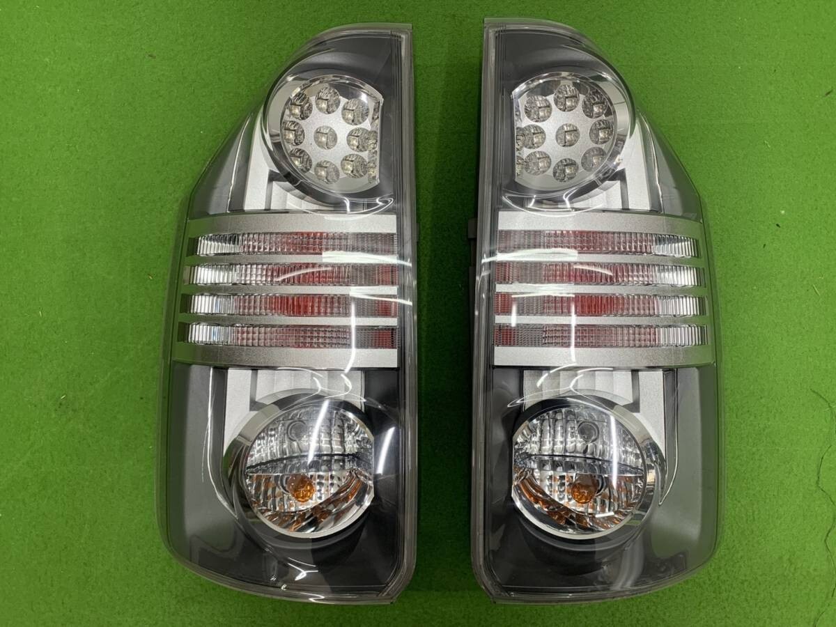 70系　ヴォクシー　純正　LED　テールランプ　ICHIKOH 28-199 ヴォクシー VOXY 70系/ZRR70G/ZRR75G/ZRR70W/ZRR75W 純正 前期