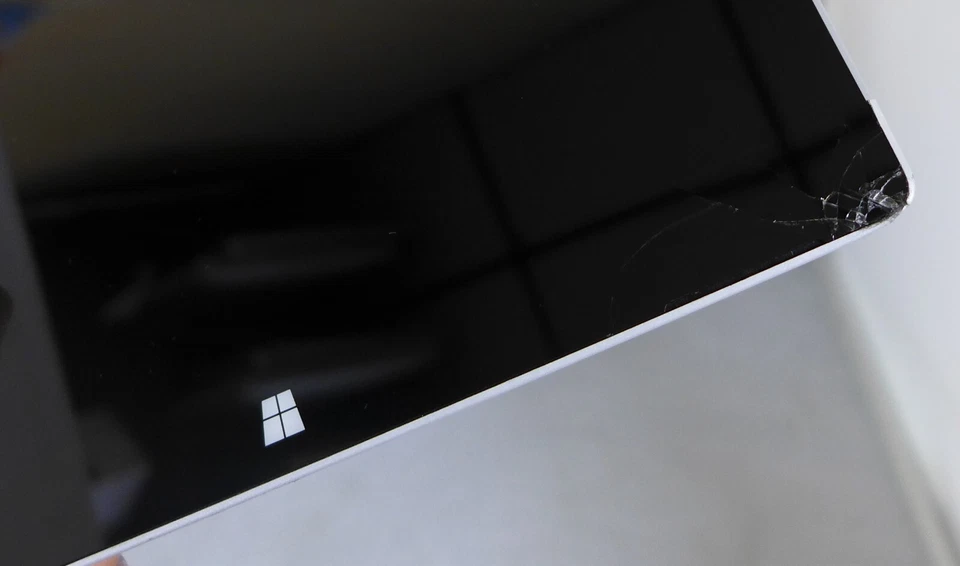 Microsoft Surface pro 3, 13", Silver, i5, 4GB,128GB- Broken screen,Touch problem - Image 2 of 4