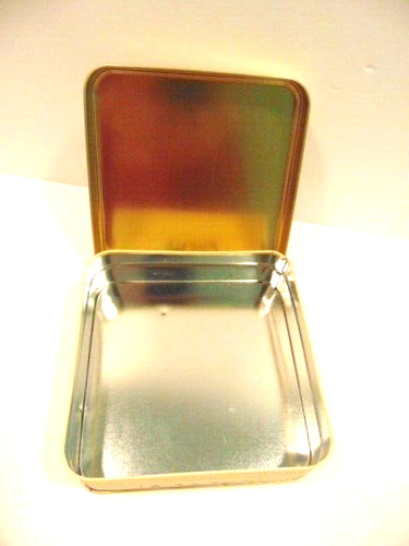 pre-owned, empty Christmas themed candy or cookie tin with lid - Picture 4 of 9