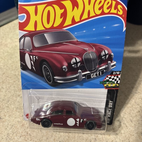 2025 Hot Wheels Red Jaguar MK1 HW Race Day #75 - SPEDIZIONE GRATUITA - Foto 4 di 7