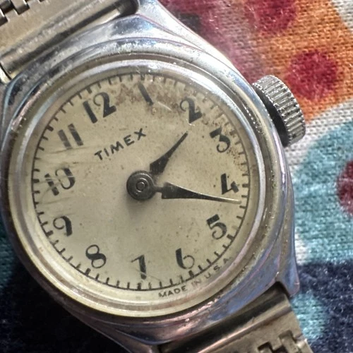 Vintage Timex Classy Chrome Plated Stainless Wind-Up Wristwatch Metal Band works