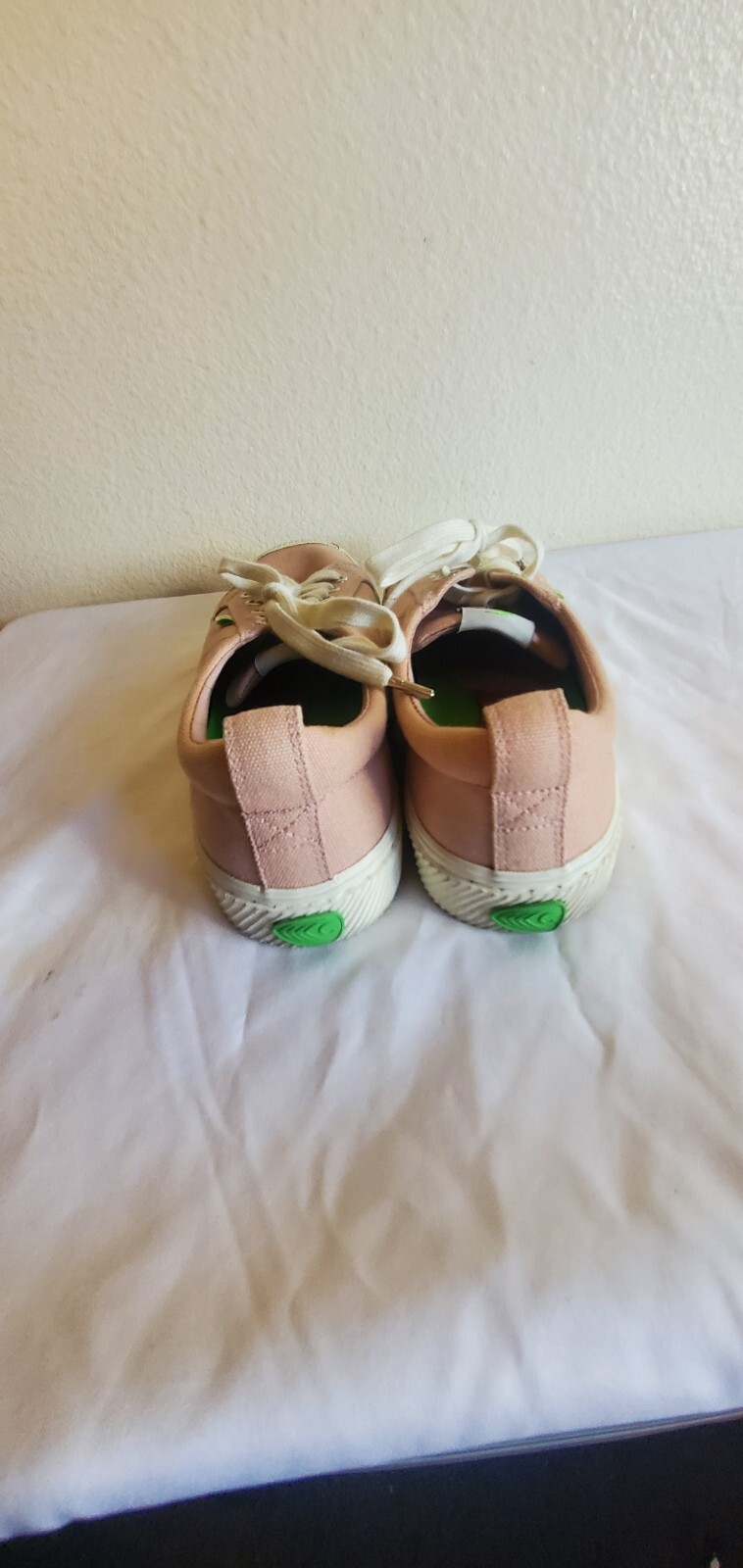 SAOLA Sneakers Cariuma donna 7 5 tela rosa. Indossato solo una volta.