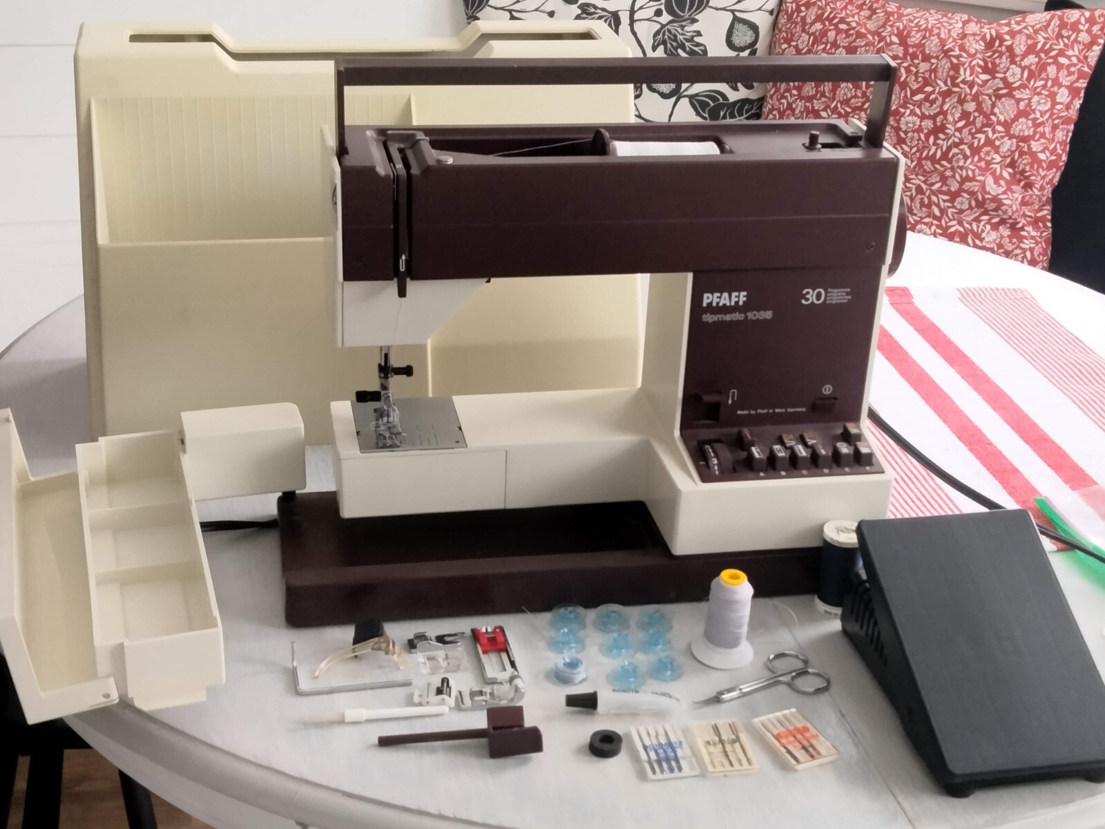 PFAFF 1035 Tipmatic Sewing Machine Working w/extras, beige, 30 programs