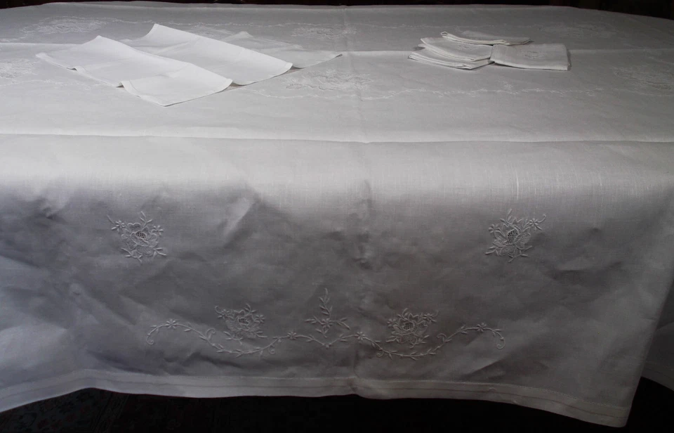 Service de table Brodé et Ajouré de roses- nappe 2m65 x 1m80 - - Photo 2/4
