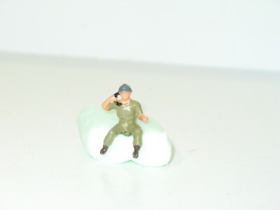 R08 DINKY TOYS soldat METAL PEINT opérateur radio