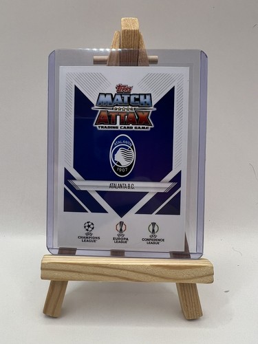 Distintivo squadra Topps Match Attax 24/25 Atalanta blu cristallo parallelo #343 - Foto 2 di 7
