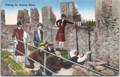 Blarney Vintage Postkarte Kissing Stone People Cork Irland Künstlerisch