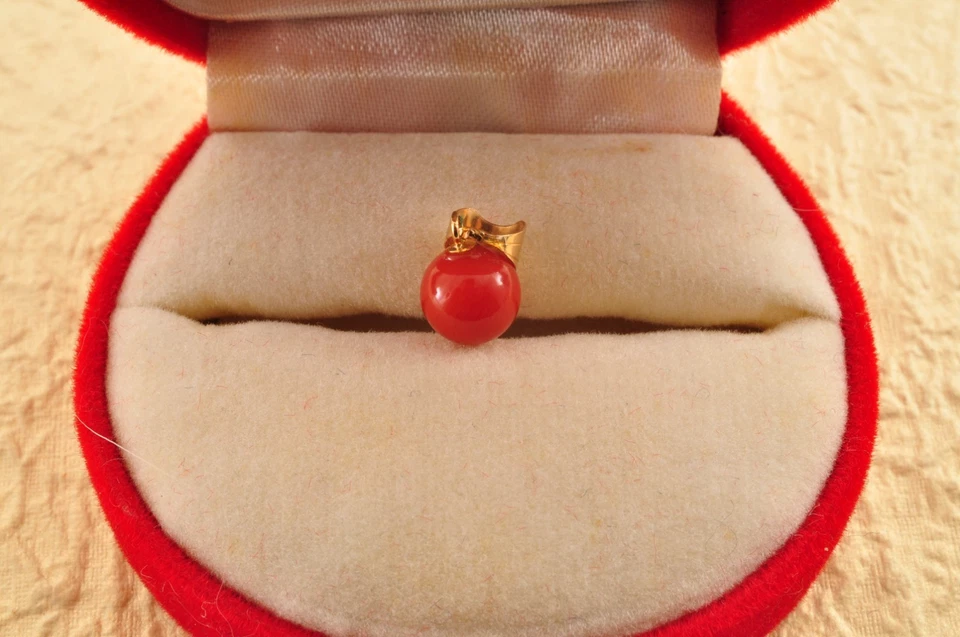 With Certification, undyed round red coral pendant top 18k yellow gold (2.8ct). - Image 2 of 4