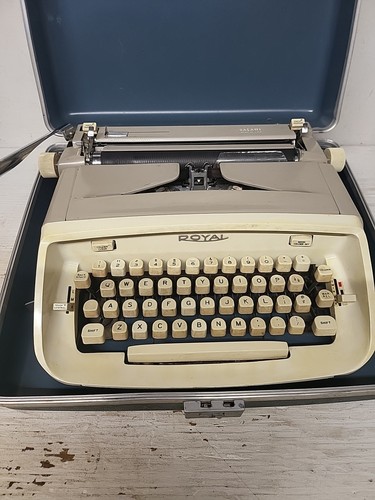 Vintage Royal Safari Typewriter with Case Beige 60s Magic Margins USA
