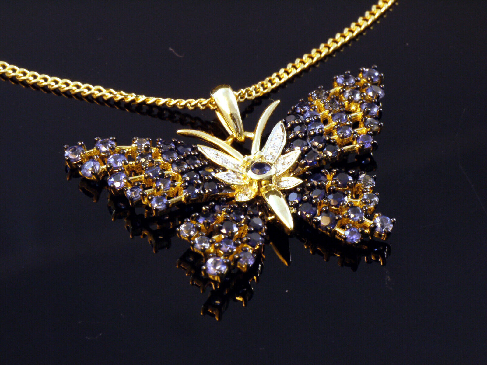 Elegantes Goldkette Mit Schmetterling Bild