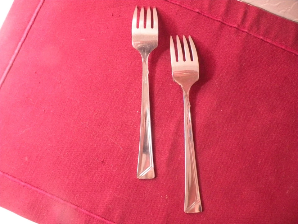 Set Of 2 Oneida Era Salad Forks Stainless Steel Geometric Handle 7" - Image 4 of 4