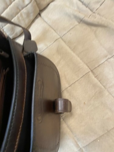 Bolso de silla bandolera de cuero marrón en relieve Anna Del Sol - Imagen 4 de 9