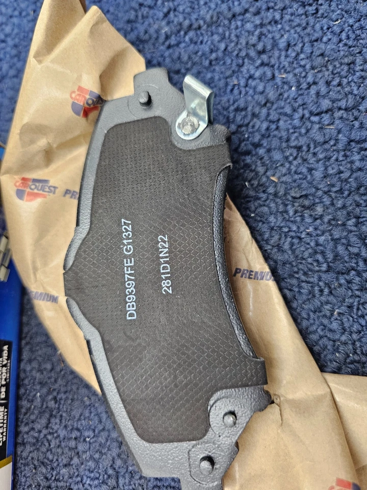 Pastilla de freno delantera semimetálica dorada premium GMKD1327 para modelos Ram C/V 2014-2015 Foto 3 de 4