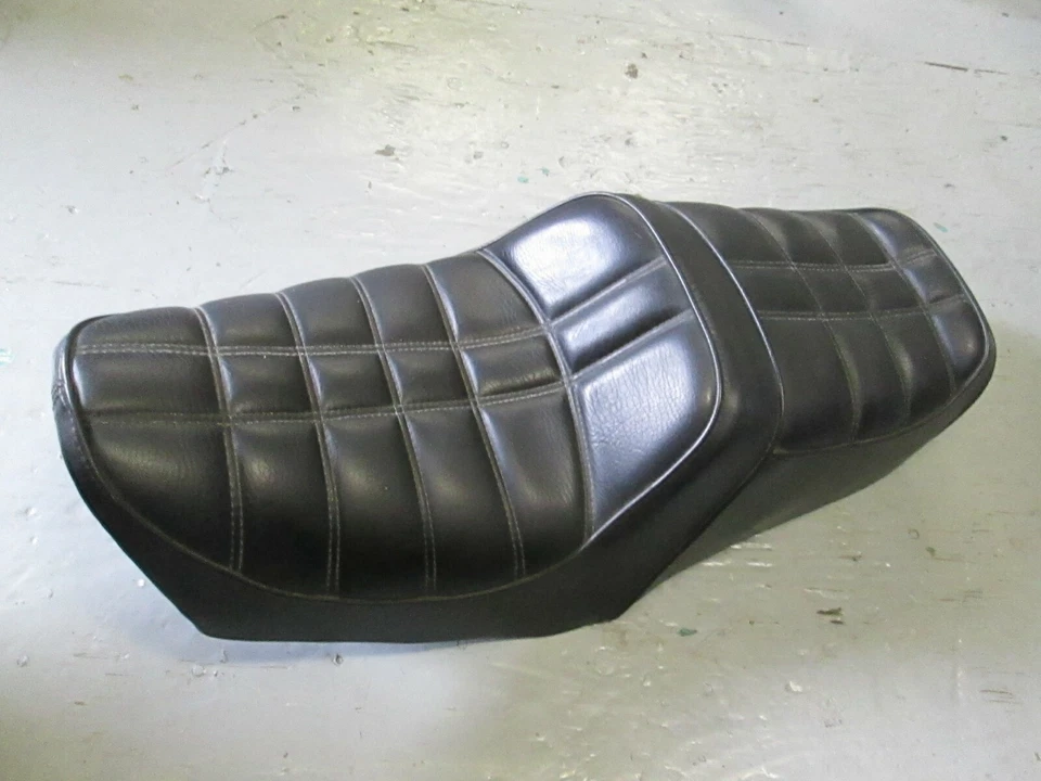 Suzuki GS550L 1982 montaje asiento 45100-47502-47G / 45100-47502-48G Foto 2 de 4