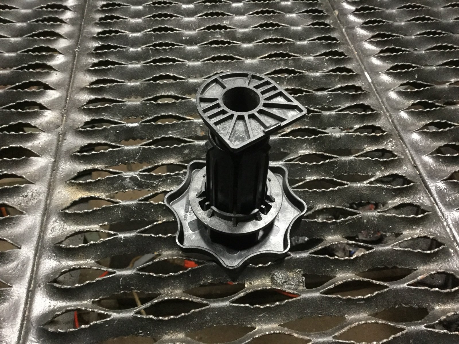 05-06-07-08-audi-a4-spare-tire-holder-oem-ebay