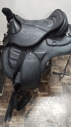 Black Western Style Treeless Horse Synthetic Saddle sizes 14". - Video 1 of 1